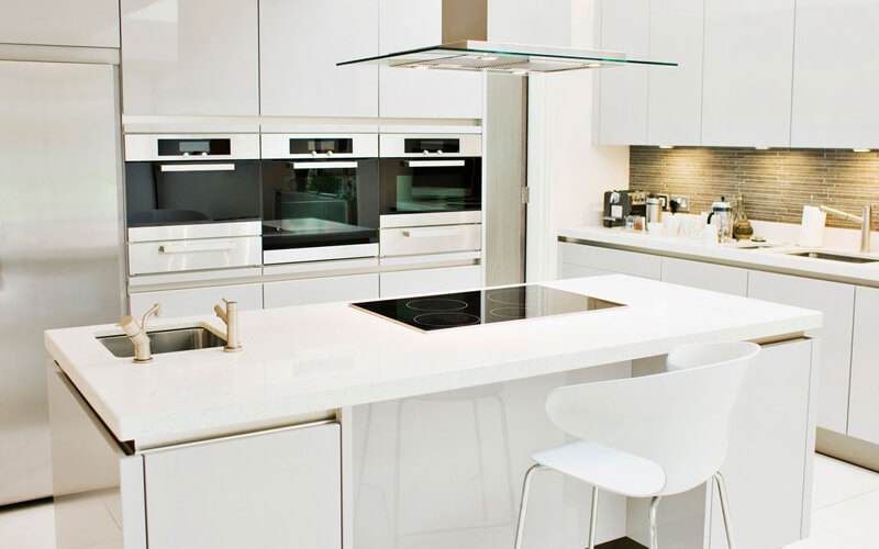 Các mẫu tủ bếp hiện đại sơn mài